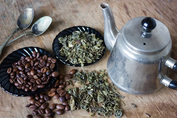 kahve çekirdekleri ve yeşil çay yaprakları
