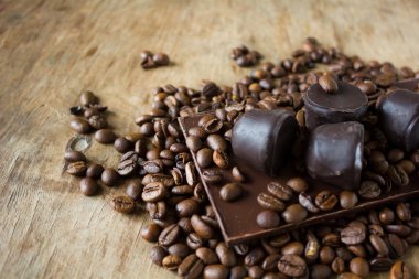 Kahve çekirdekleri kiremit koyu çikolata şeker