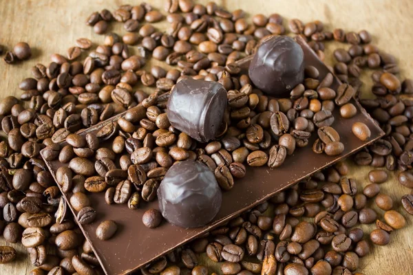 Azulejos de chocolate negro dulces granos de café — Foto de Stock