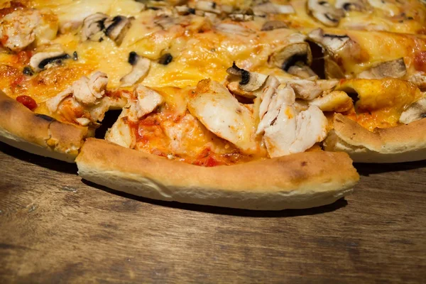 Pizza con funghi pollo e formaggio — Foto Stock