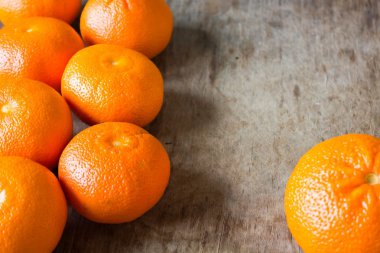 mandalina yalan ahşap bir masa üzerine