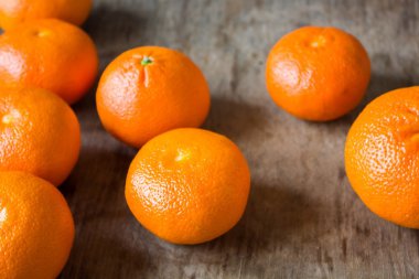 mandalina yalan ahşap bir masa üzerine