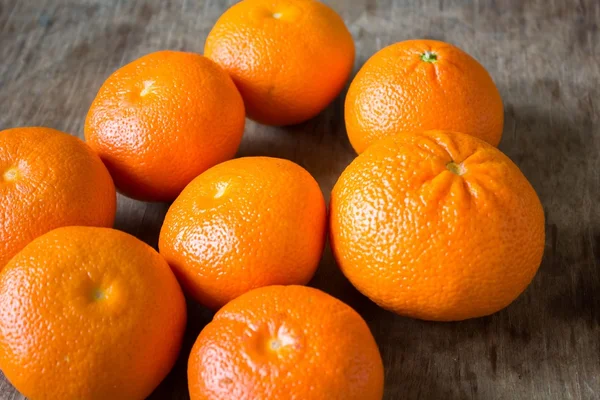 As mandarinas estão em uma mesa de madeira — Fotografia de Stock