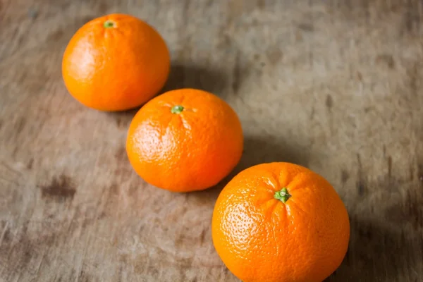 Mandarini si trovano su un tavolo di legno — Foto Stock
