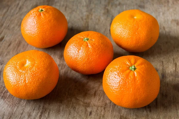Mandarins lie on a wooden table — Stock Photo, Image