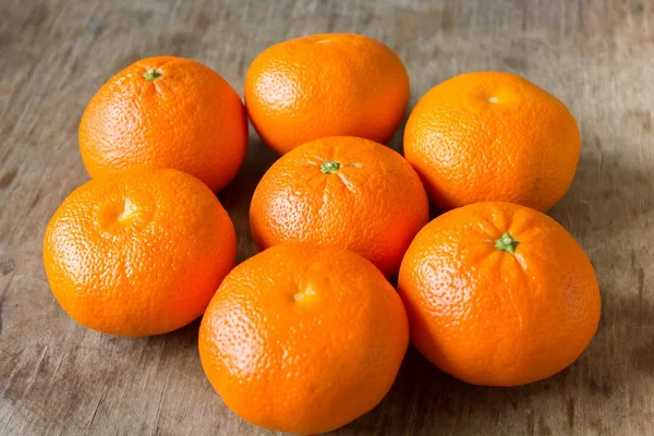 Mandarines reposent sur une table en bois — Photo