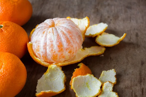 As mandarinas estão em uma mesa de madeira — Fotografia de Stock