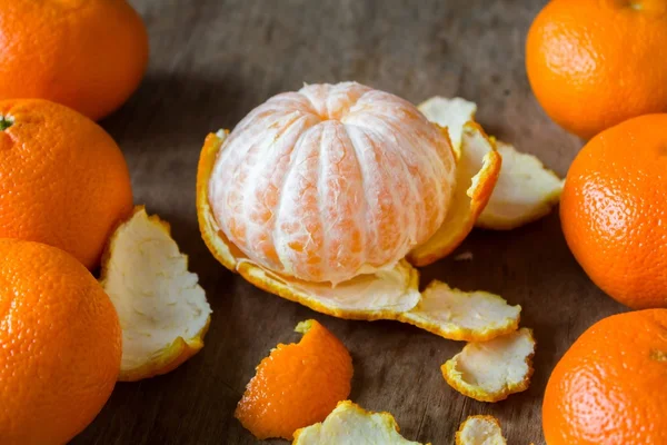 Mandarines reposent sur une table en bois — Photo