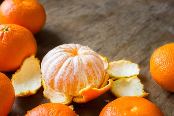 mandalina yalan ahşap bir masa üzerine