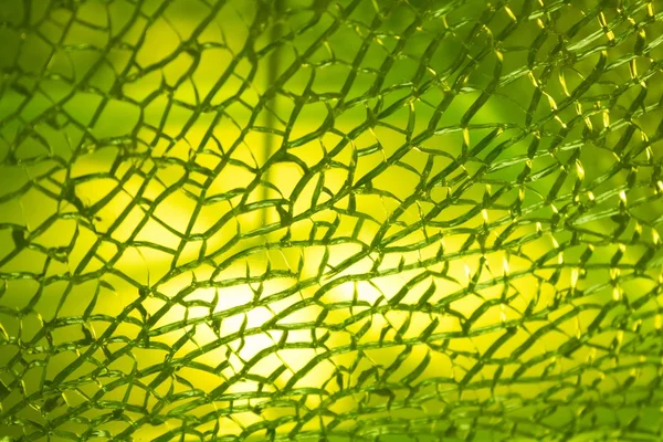 Vidro rachado verde como fundo — Fotografia de Stock