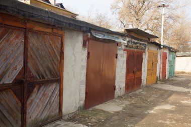 Sakin bir bölgede çok renkli garaj kapıları