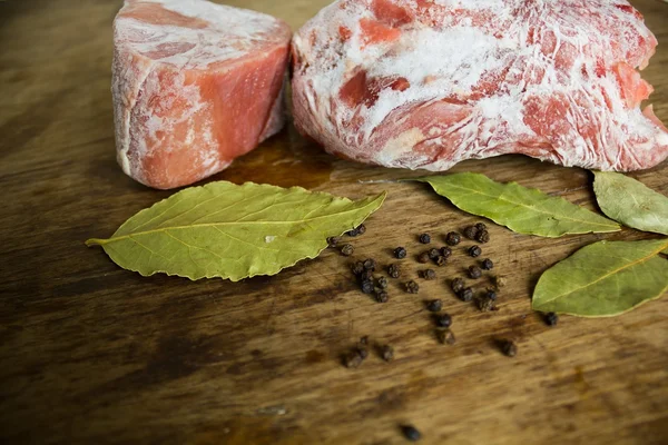 Ahşap bir masa üzerinde dondurulmuş et