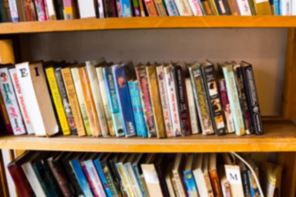 Libros en una estantería de la biblioteca —  Fotos de Stock