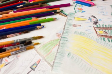 Birçok renkli kalemler ve boya fırçası