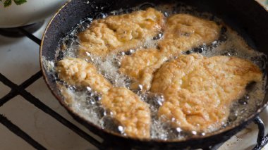 Bir tavada kızarmış tavuk fileto