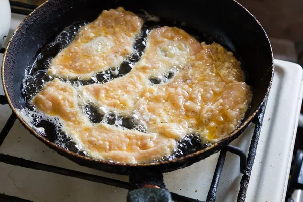 Filet de poulet frit dans une poêle — Photo