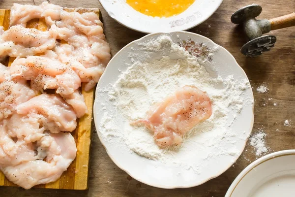 Tavuk fileto birçok ince şeritler