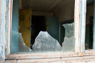 Terk edilmiş bir binada kırık pencere