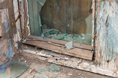 Terk edilmiş bir binada kırık pencere