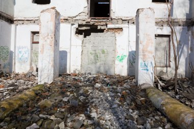 Eski beyaz bina harap