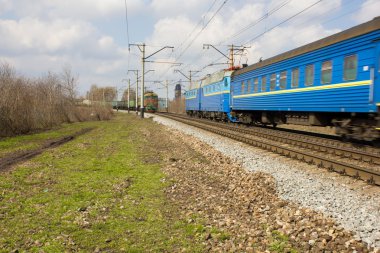 İki tren birbirlerine karşı