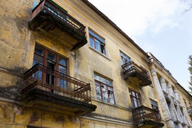 Kırık pencereli terk edilmiş bina