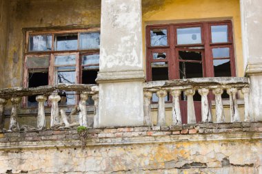 Kırık pencereli terk edilmiş bina