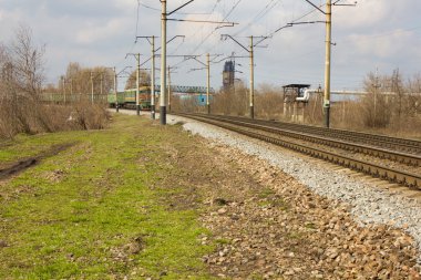 İki tren birbirlerine karşı
