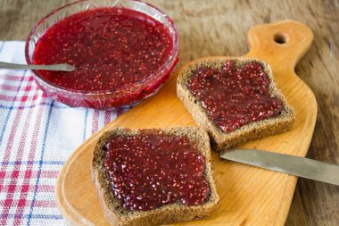 Ahududu reçeli ve siyah ekmek dilimi