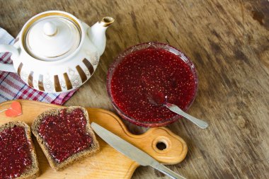 Ahududu reçeli ve blak ekmek