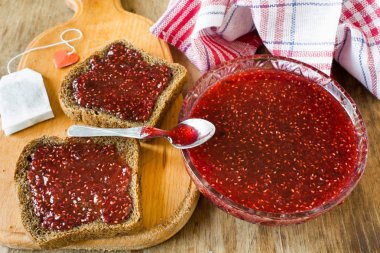 Ahududu reçeli ve siyah ekmek dilimi