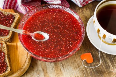 Ahududu reçeli ve siyah ekmek dilimi