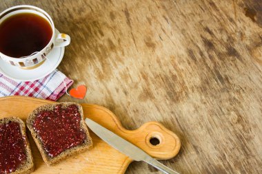 Ahududu reçeli ve blak ekmek