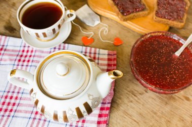 Ahududu reçeli ve blak ekmek