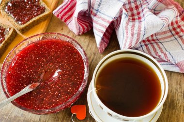 Ahududu reçeli ve siyah ekmek dilimi