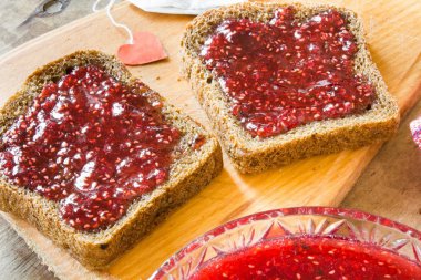 Ahududu reçeli ve siyah ekmek dilimi