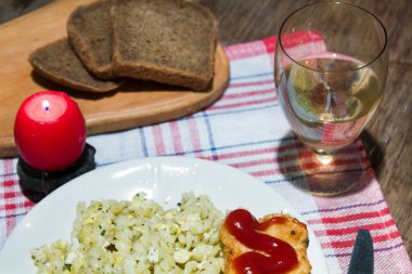 mum ışığında akşam yemeği makarna