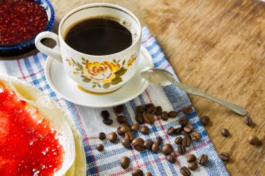 Ahududu reçeli krep ve Vintage Kupası