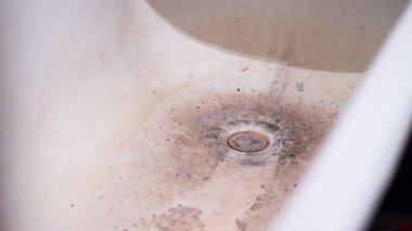 Banyoda tıkanmış kirli drenaj