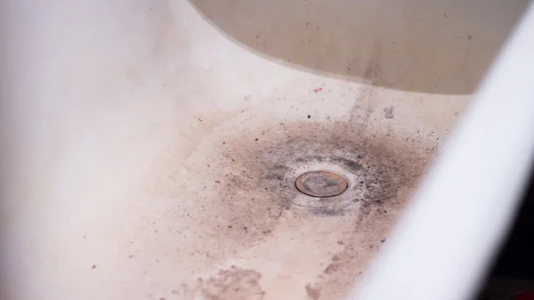 Banyoda tıkanmış kirli drenaj