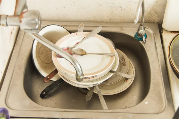 Muitos pratos sujos na cozinha antiga — Fotografia de Stock