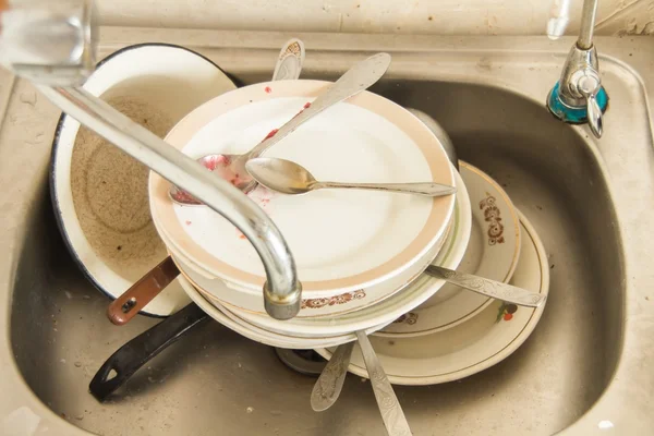 Muitos pratos sujos na cozinha antiga — Fotografia de Stock