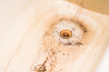 Banyoda tıkanmış kirli drenaj