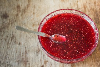 Vintage plaka ile ahududu reçeli