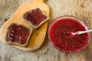 Ahududu reçeli ve siyah ekmek dilimi