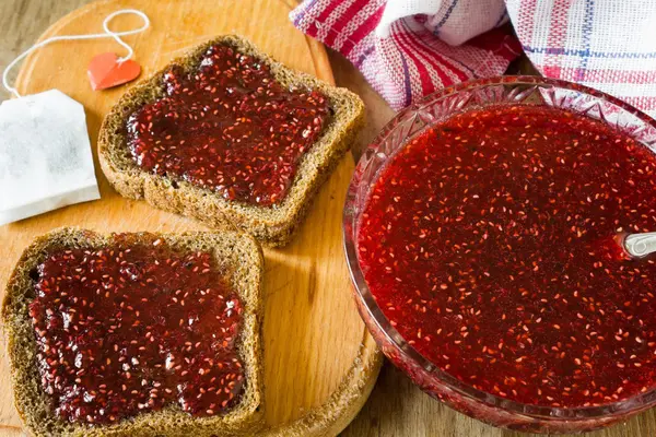 Ahududu reçeli ve siyah ekmek dilimi