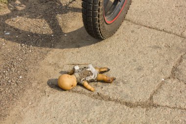 Eski kewpie bebek yandı