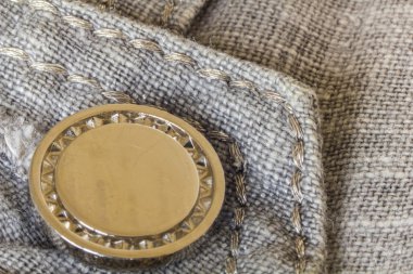 Üzerinde gri pantolon düğmesi