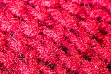 Kırmızı örgü yün