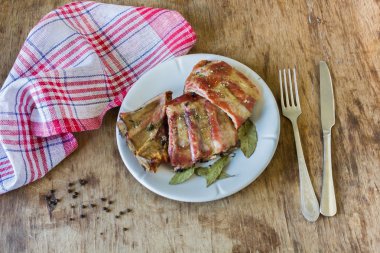 Domuz kaburga baharatlar ile füme